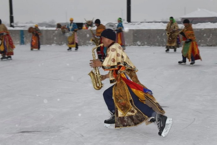 Для того, чтобы играть музыку на льду, духовики прошли хоккейную подготовку. Фото – Духовой оркестр Правительства Республики Тыва
