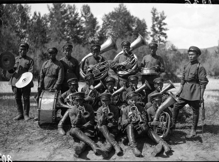 1236Первый духовой оркестр в Туве. Кызыл, 1927г. военный оркестр справа Мунзук