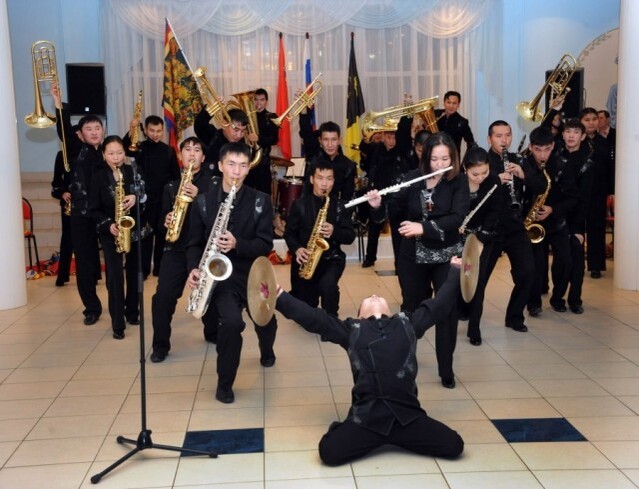 Духовой оркестр не просто классический оркестр, а коллектив танцующий и поющий.