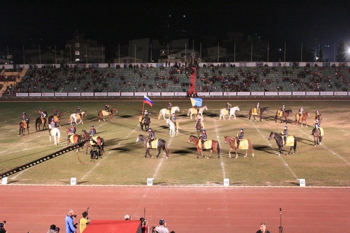  Выступление конного духового оркестра на стадионе Дзяи Сити 2012 г 
